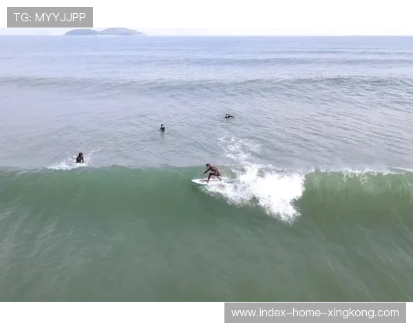 冲浪选手在台风浪中骑出惊世波段，镜头震撼全球